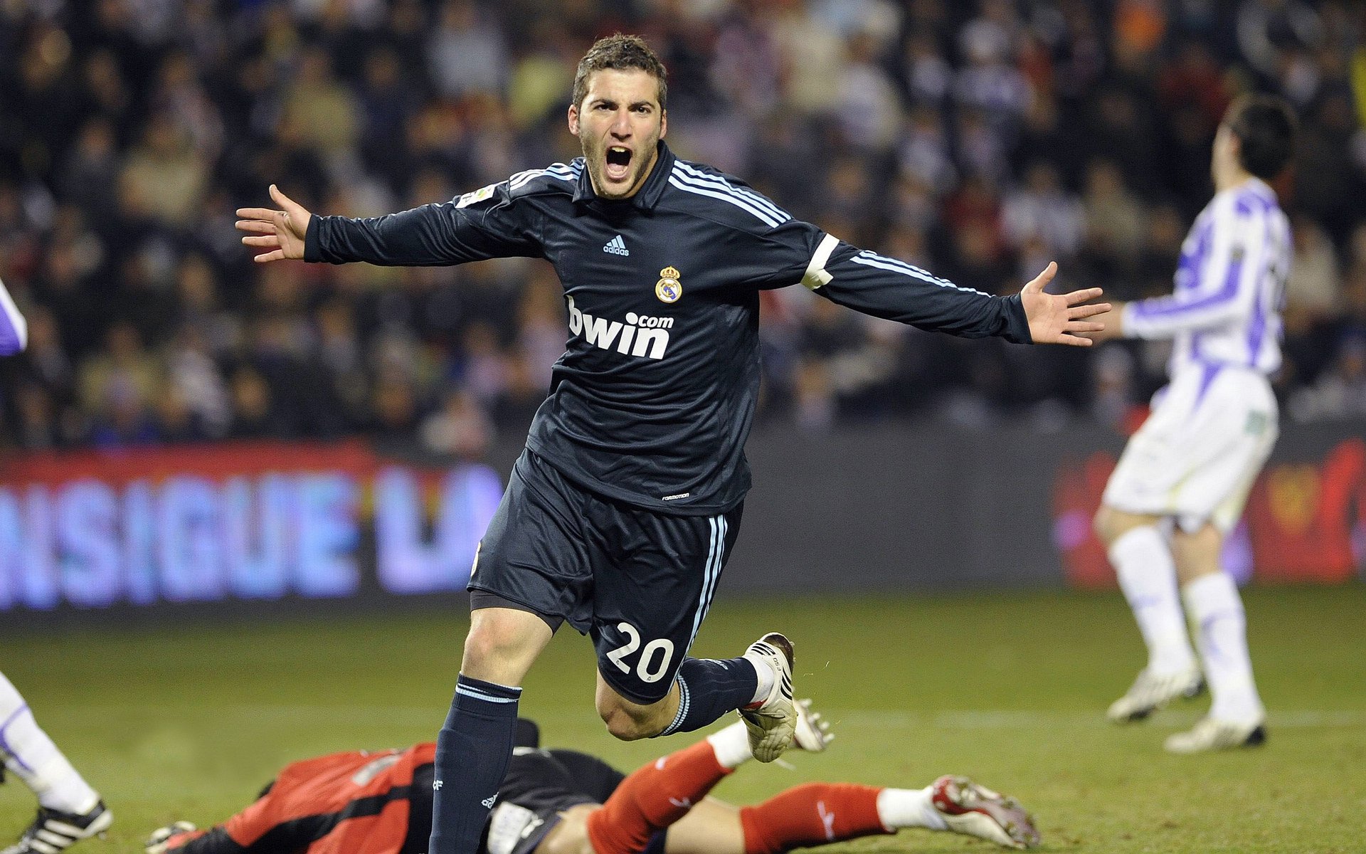 德甲精彩瞬间：攻守变化快，场面震撼！，德甲打法