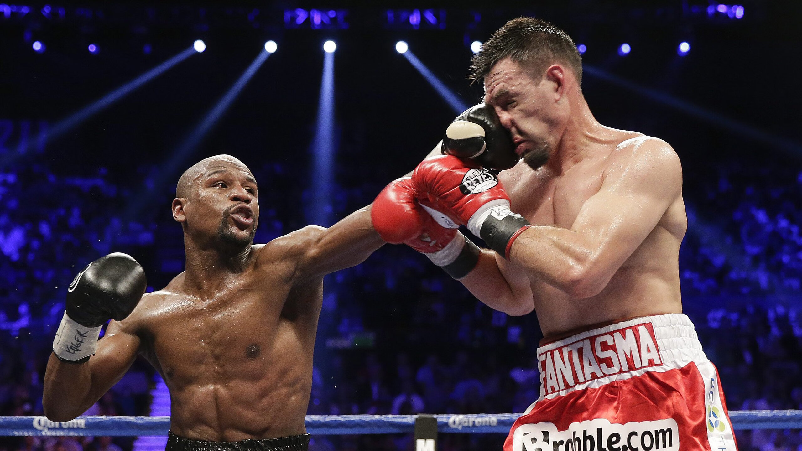 球迷庆祝日本首次世界杯预选赛胜利